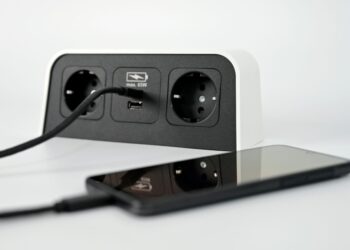 O que é juice jacking? Saiba como funciona a ameaça que usa portas USB