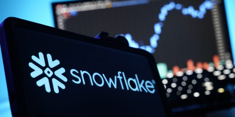 Snowflake fecha acordo de R$ 30,4 bilhões com Amazon por chips de IA da AWS